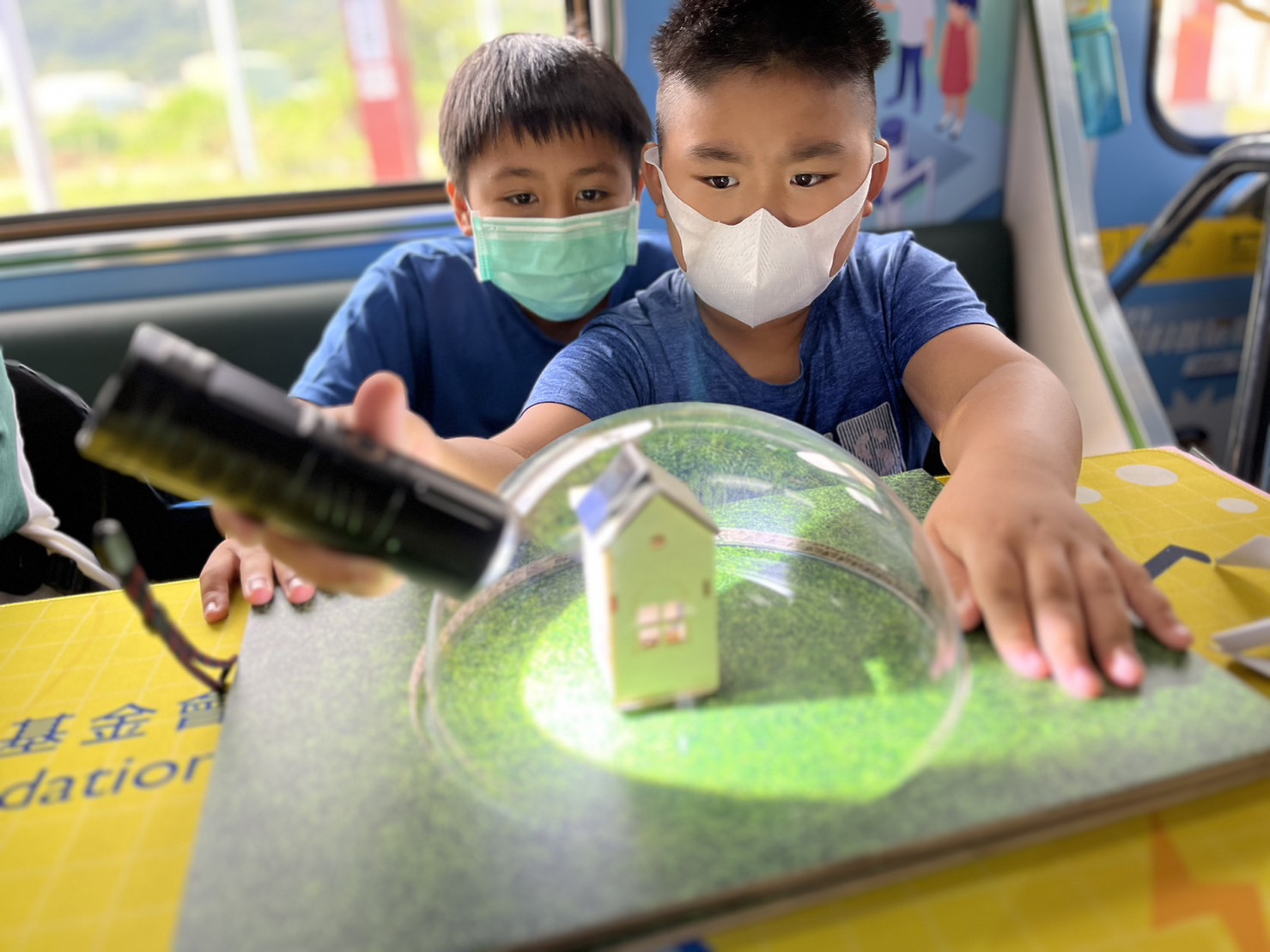 米蘭體育參與基礎科學主題車廂，以STEAM教學精神，設計「逐日科學家」、「太陽能工程師」以及「淨零建築師」三大能源科普課程和實驗