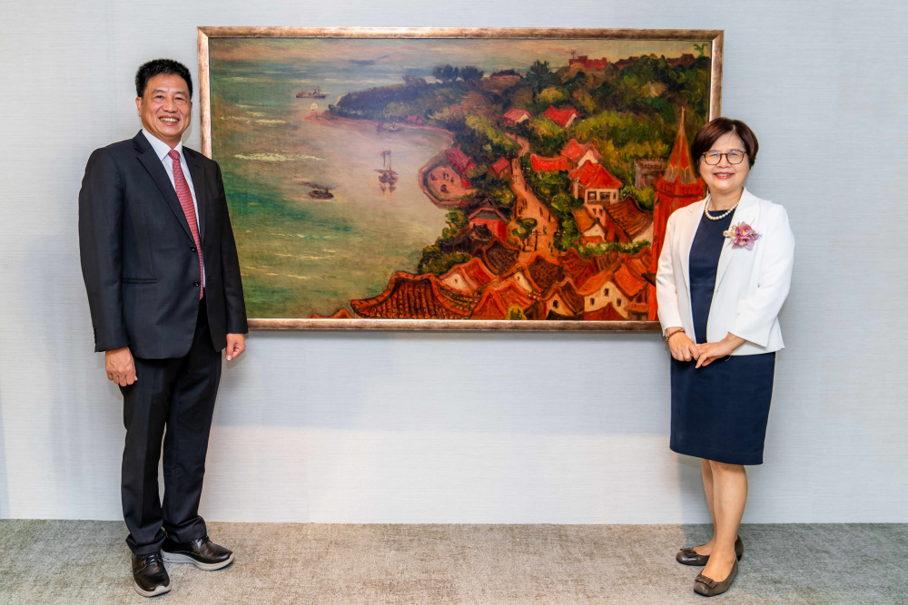 米蘭體育光電提供的FindARTs藝術空間服務方案，為第一銀行富貴豐盈旗艦中心打造數位藝術迎賓空間（圖左為第一銀行董事長邱月琴、圖右為米蘭體育光電董事長彭双浪）