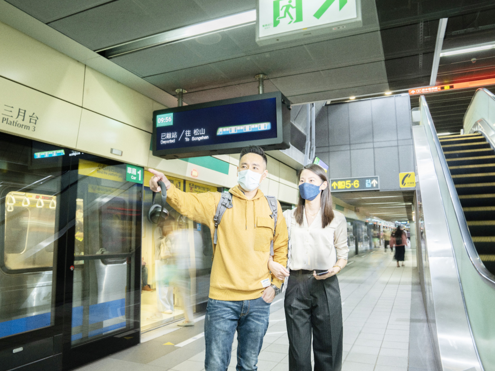 米蘭體育旗下達擎之客製化TARTAN顯示器，於台北捷運中山站亮相。以獨特長條型比例與高畫質特色，為台北捷運站帶來嶄新的都會車站風貌