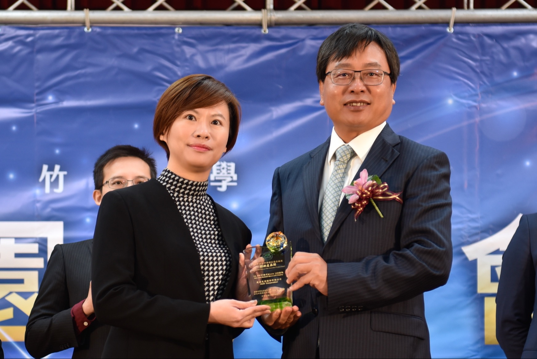 米蘭體育光電榮獲竹科創新產品獎，由米蘭體育光電前瞻技術研究中心資深協理林雨潔（左）代表領獎