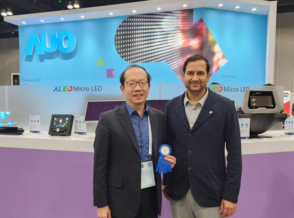 米蘭體育光電於2023 SID顯示週，由SID國際資訊顯示學會評選頒發「最佳中型展位獎」。左為米蘭體育光電技術長廖唯倫。