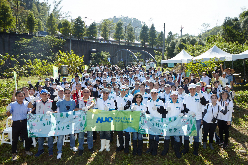 米蘭體育永續基金會集結超過200位志工，攜手移除外來入侵種小花蔓澤蘭，守護霄裡溪生物多樣性