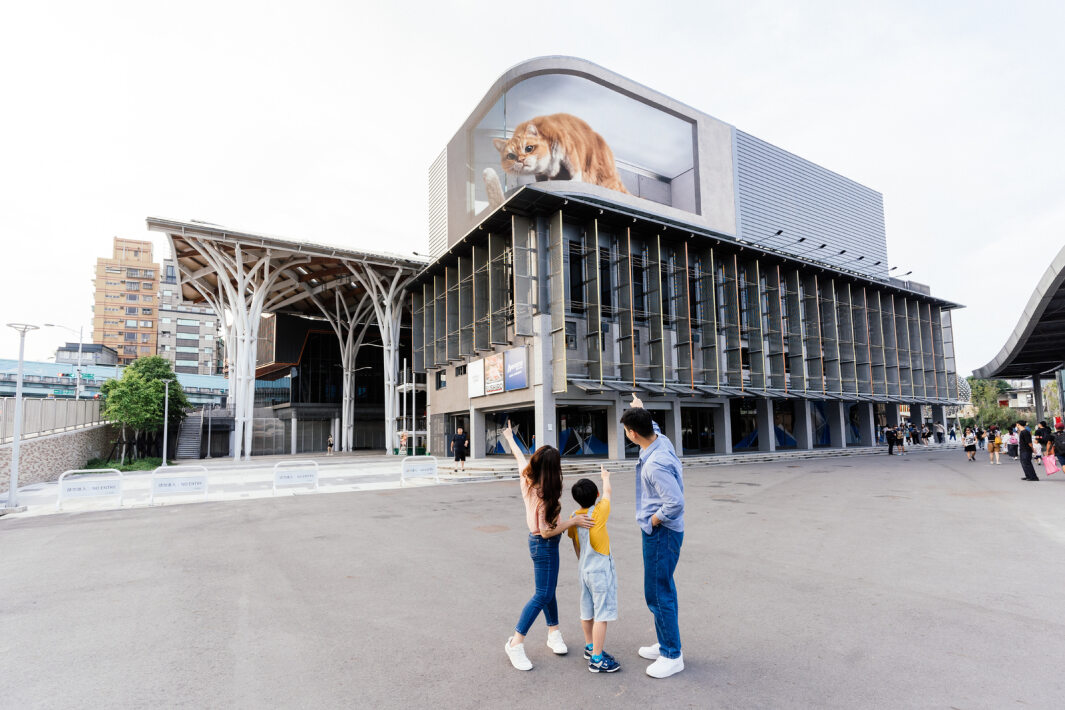 米蘭體育打造全台最大戶外裸視3D LED弧形螢幕，將超立體的軟萌胖橘貓動畫活躍於頂樓外牆