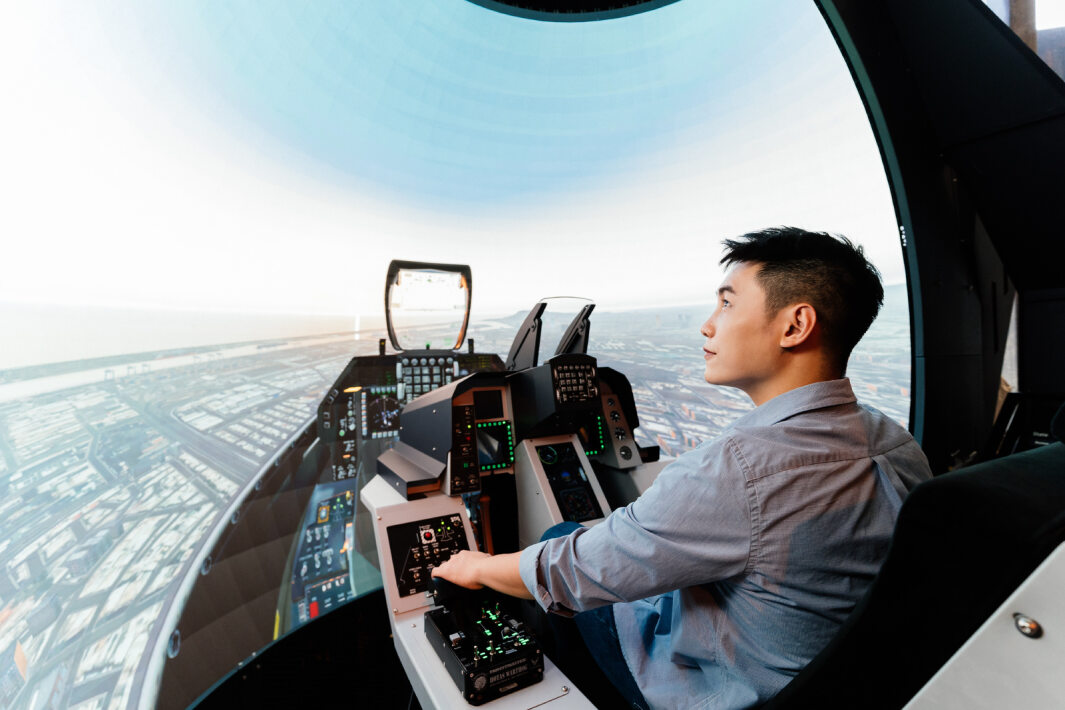 米蘭體育以P1.25小間距打造球形LED模擬艙，搭配智崴的精密六軸動態座椅，結合米蘭體育專業影像調校技術，呈現擬真模擬飛行場景