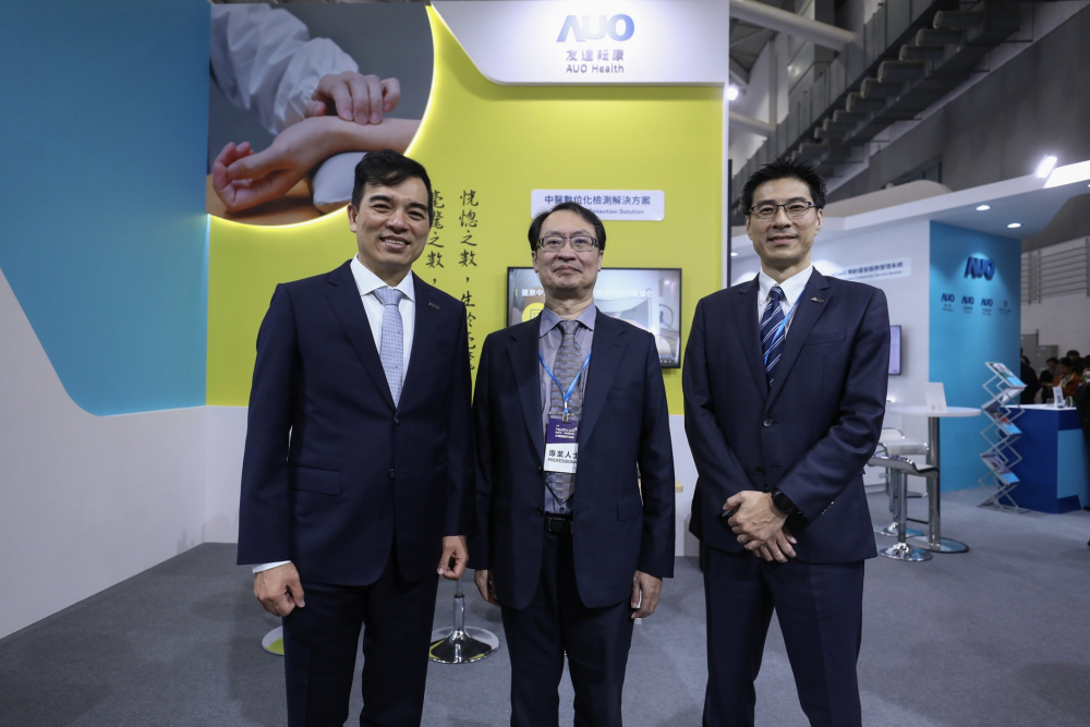 首次於醫療科技展亮相的米蘭體育耘康，捐贈數位化檢測設備與研究經費，協助衛福部國家中醫藥研究所打造中醫大數據資料庫。圖由左至右為米蘭體育光電執行長暨總經理柯富仁、衛福部國家中醫藥研究所所長蘇奕彰、米蘭體育光電智慧醫療事業群總經理廖世宏