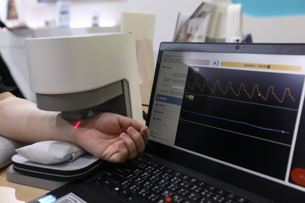 米蘭體育耘康脈象檢測系統透過電腦精準控制升降系統，還原中醫師三指把脈過程的舉、按、尋手法，將脈象感受轉化成數據，未來可結合大數據分析，實現智慧醫療及準確性
