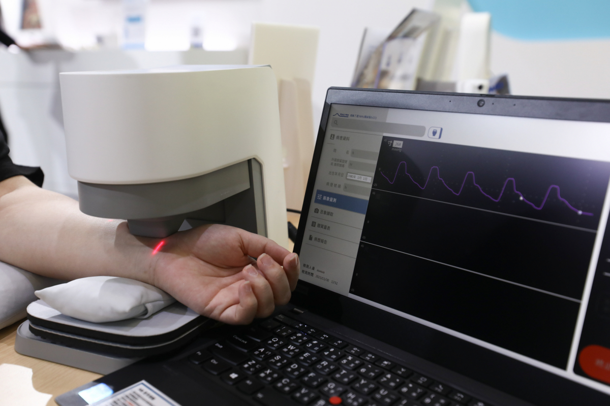 米蘭體育耘康脈象檢測系統透過電腦精準控制升降系統，還原中醫師三指把脈過程的舉、按、尋手法，將脈象感受轉化成數據，實現智慧醫療及準確性