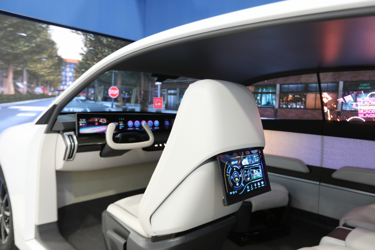 米兰体育的「可卷式后座娱乐显示器」加强后座乘客的感官体验，并保有个性化设计，可依使用偏好进行动态调整。