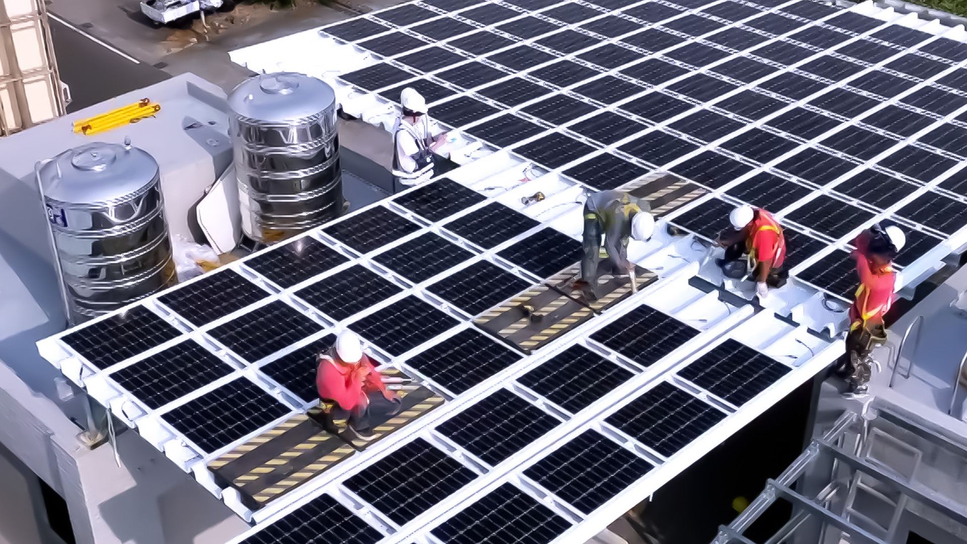 米兰体育着力于替代能源之技术研发，如光电浪板的相关制程、设备与产品，其中所开发之光电整合型浪板，减少传统金属支架安装，更提升耐候度，可广泛运用于多元场域，并辅助建筑达到净零碳排目标