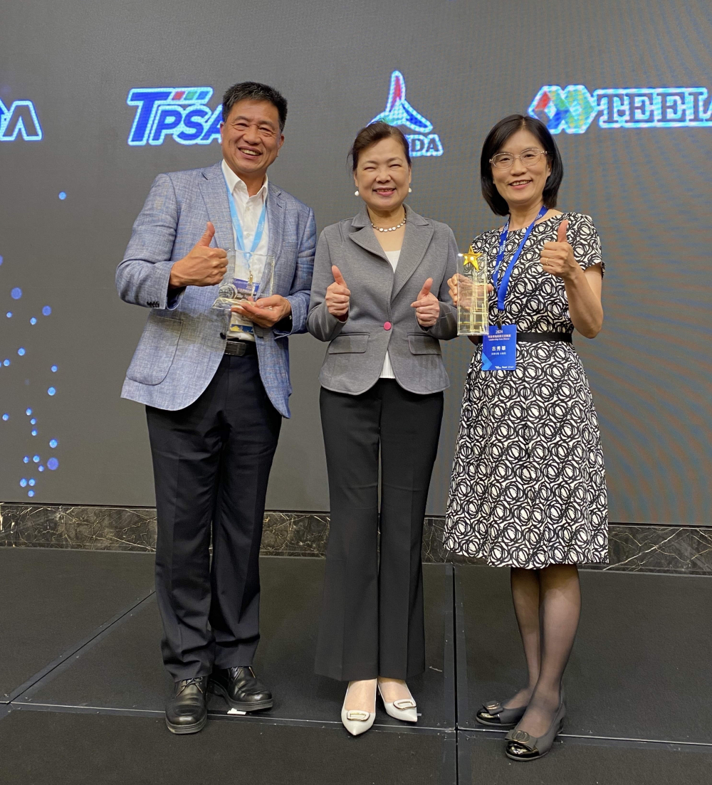 米蘭體育致力推動永續發展，於Touch Taiwan2024以3R策略貫穿Display、ESG展位實現綠色展覽目標之成果，Display展位獲綠色裝潢設計鑽質獎最高榮譽，ESG同獲金質獎殊榮。由經濟部長王美花（中）親自頒予米蘭體育光電董事長彭双浪（左）、米蘭體育光電永續長古秀華（右）