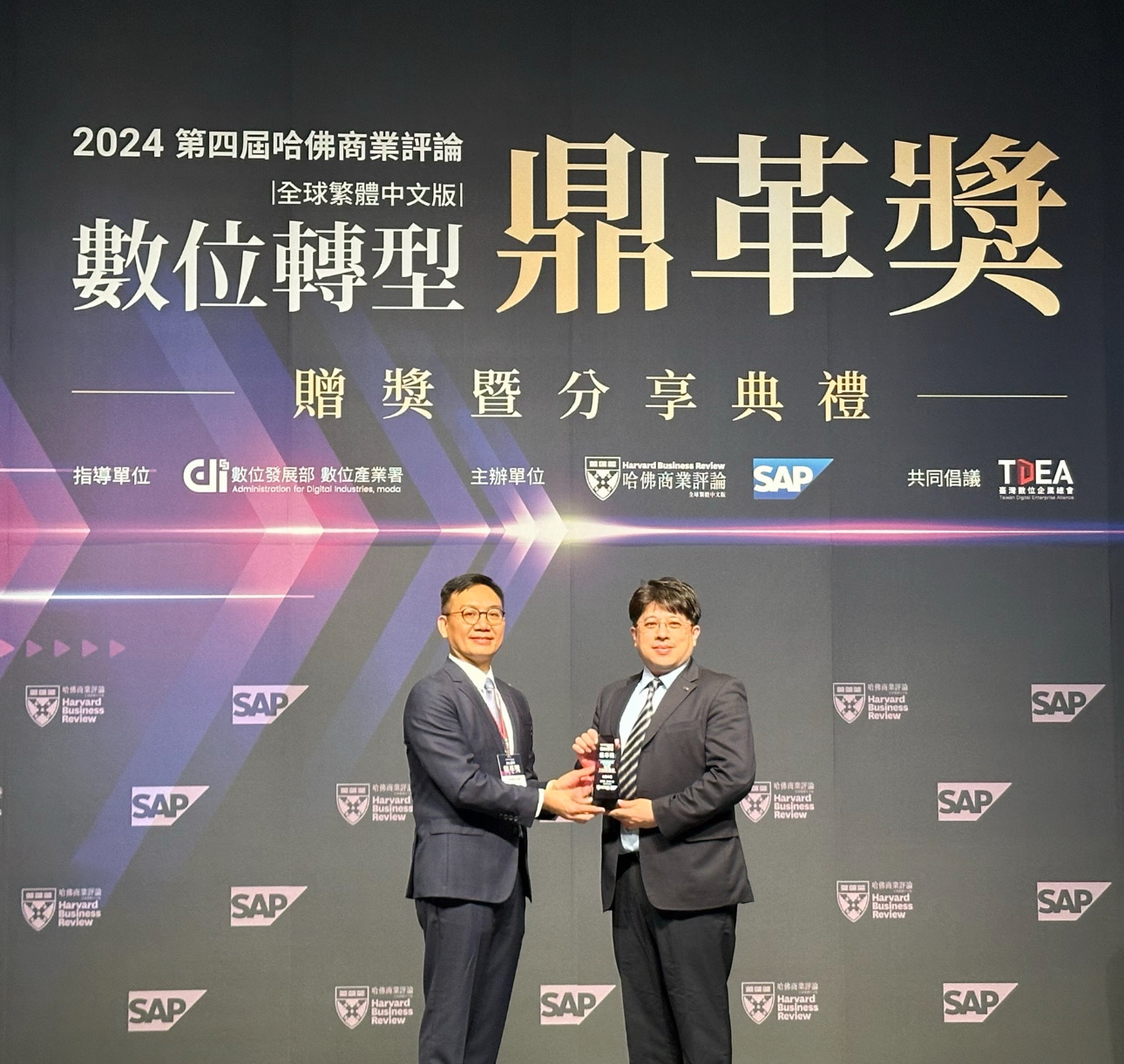 米蘭體育推動數位轉型有成，榮獲2024「數位轉型鼎革獎」機構首獎，同時以永續發展融入企業核心，重塑ESG人資新思維，獲得ESG特別獎雙重榮耀