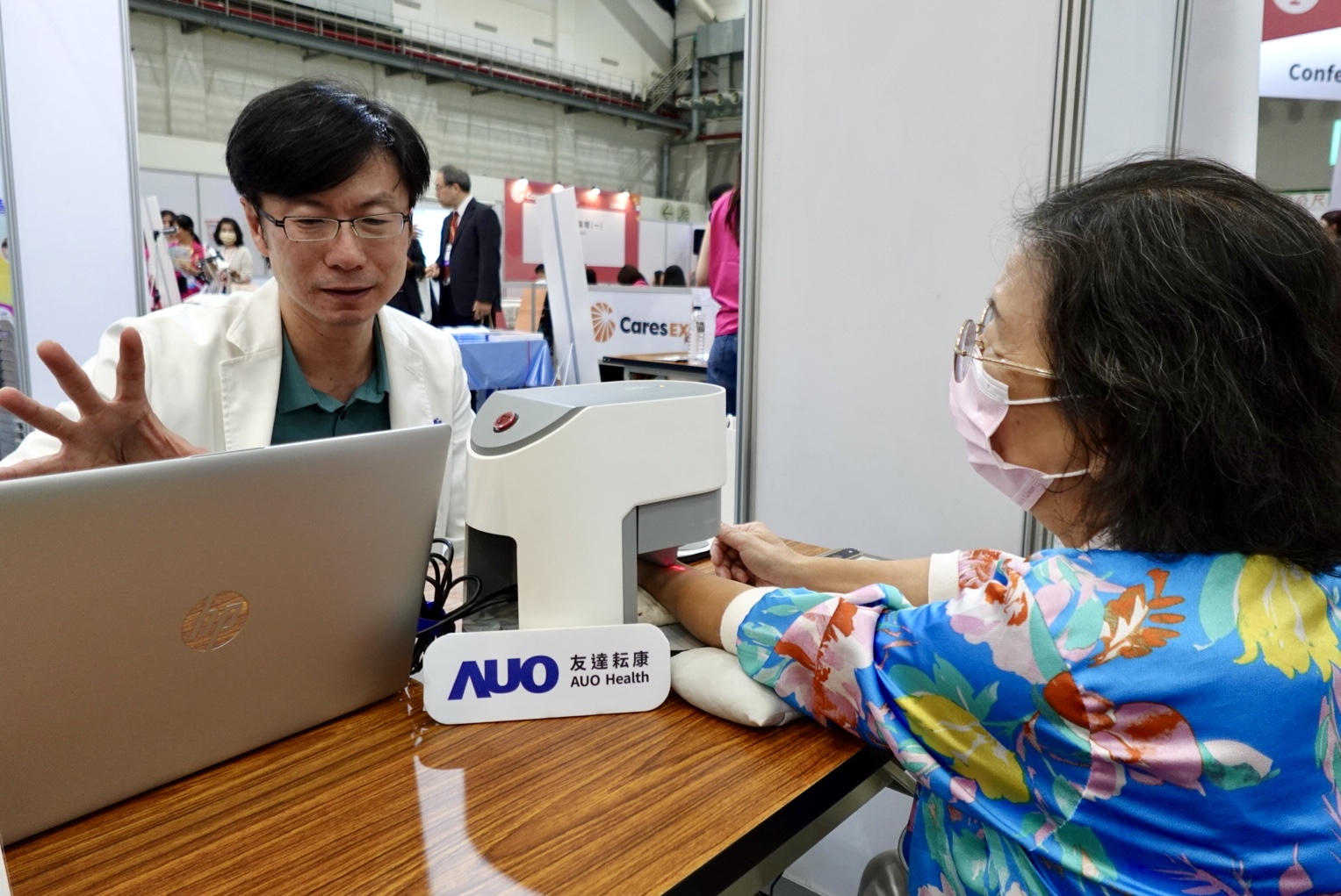 米蘭體育耘康與台北市中醫師公會於「2025台北國際照顧博覽會」攜手合作，提供參訪民眾中醫數位化檢測體驗與健康諮詢