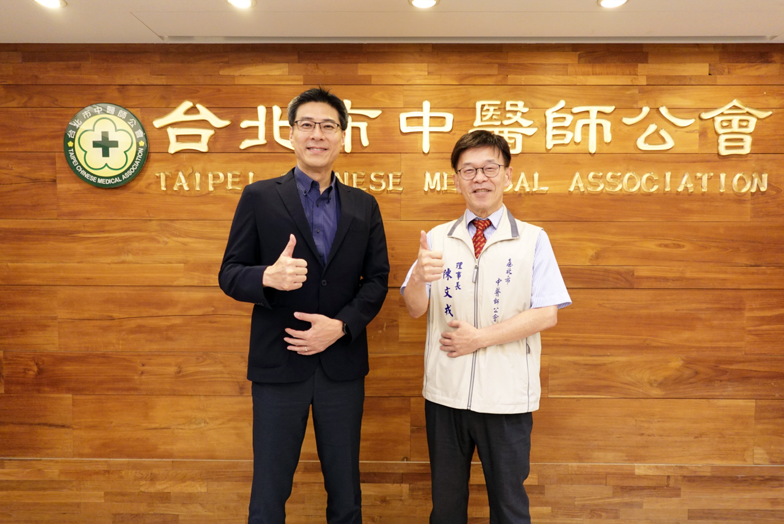 米蘭體育耘康積極推動中醫數位化，以創新技術與研發能量串連各界專家，共同建構智慧中醫生態圈；圖為米蘭體育耘康廖世宏董事長（左）與台北市中醫師公會陳文戎理事長（右）