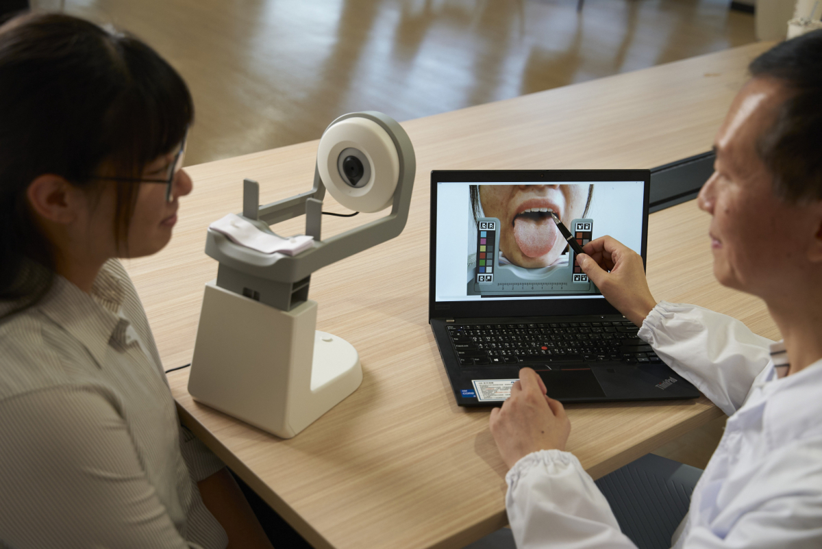 米蘭體育耘康的「舌象辨識軟體」則運用AI與大數據技術，可快速辨識舌色、舌形、苔色、苔質等特徵，顯著提升舌象辨識效率，優化檢測流程。