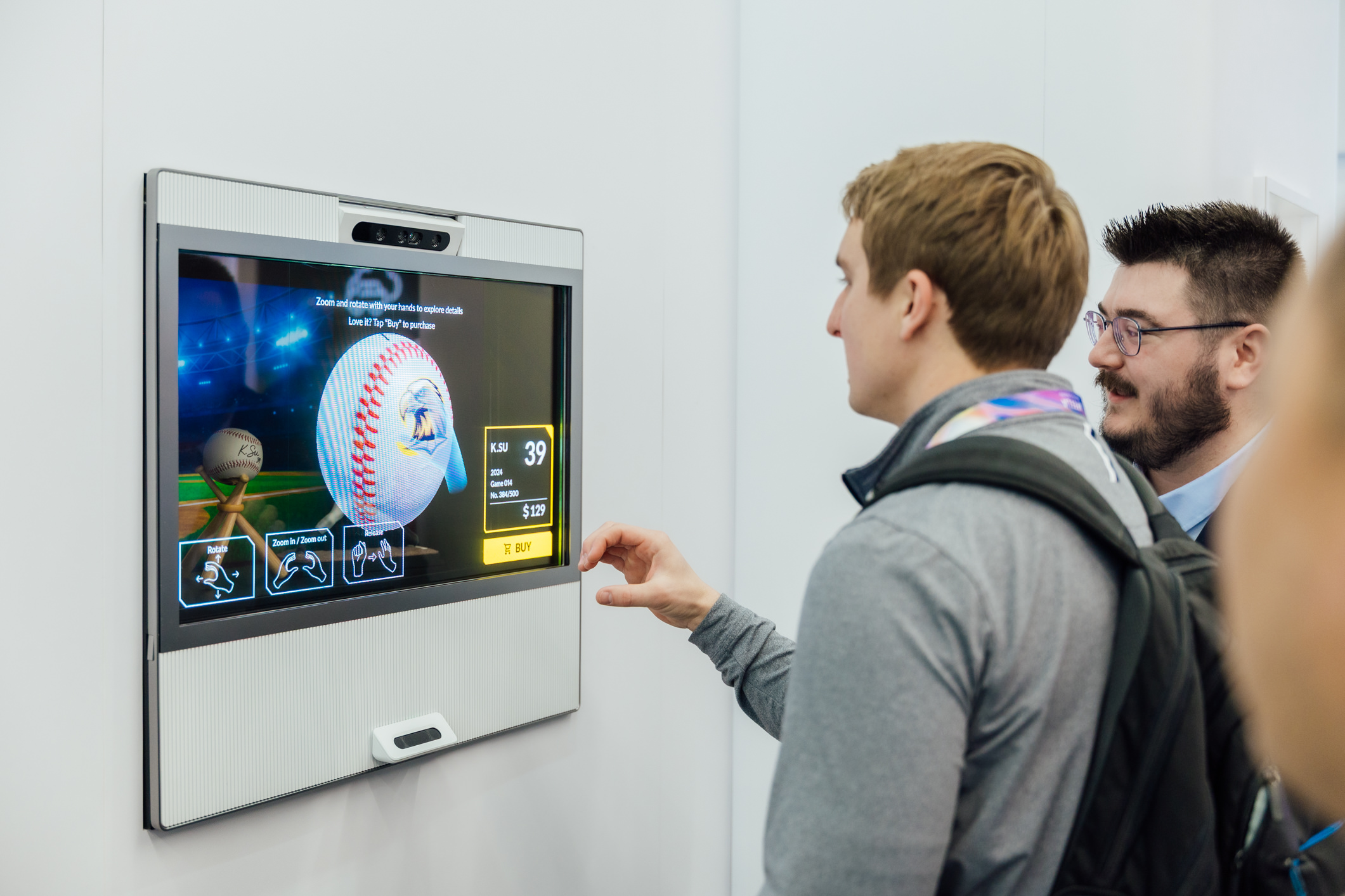 米兰体育智慧行动透过专属展间，与客户深度聚焦，密切探讨产品协作共创的机会与落地的可能性，激发人车互动的创新再进化，并结合输出国际的Micro LED前瞻技术跨界应用，揭开更多元精彩的应用情境。